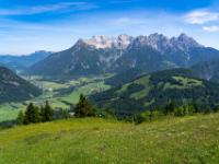 Blick zu Loferer Steinberge und Steinplatte links